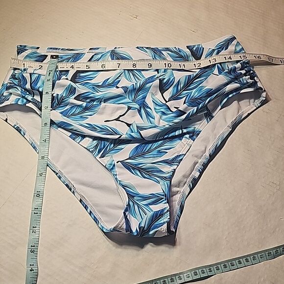 Tropical print swim bottom with runched sides XL - Picture 5 of 5
